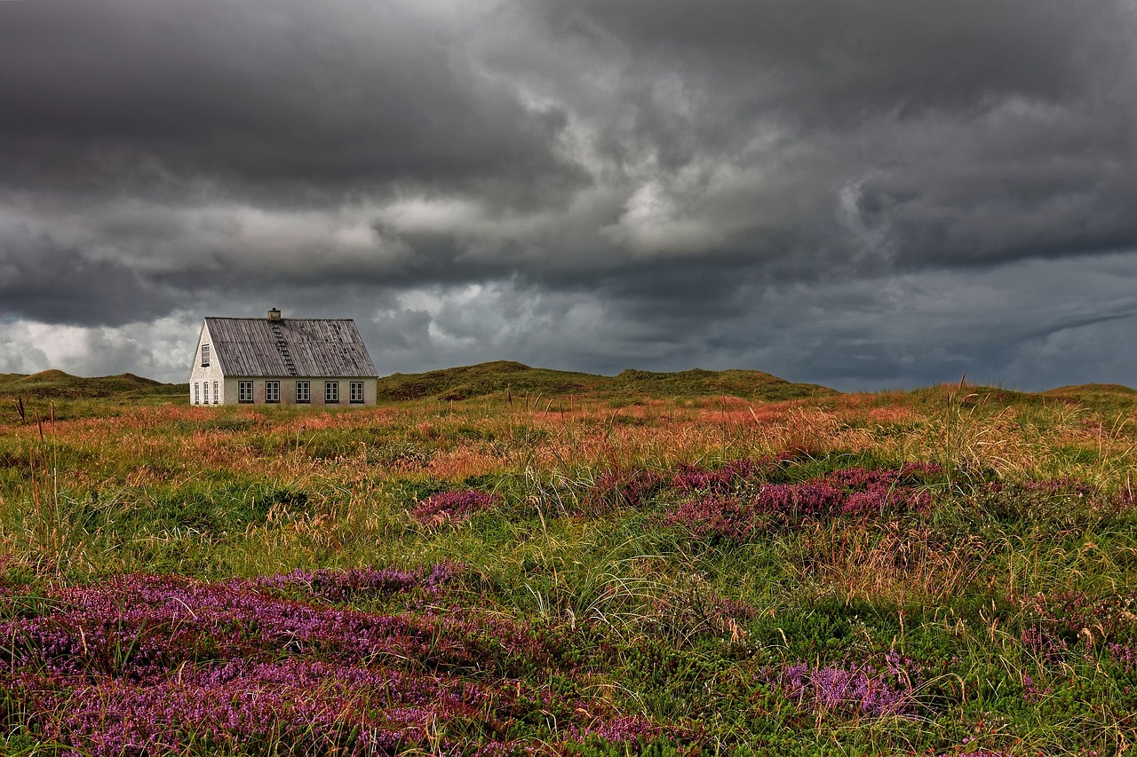 Météo menaçante sur une petite maison au bord de la mer du nord au Danemark