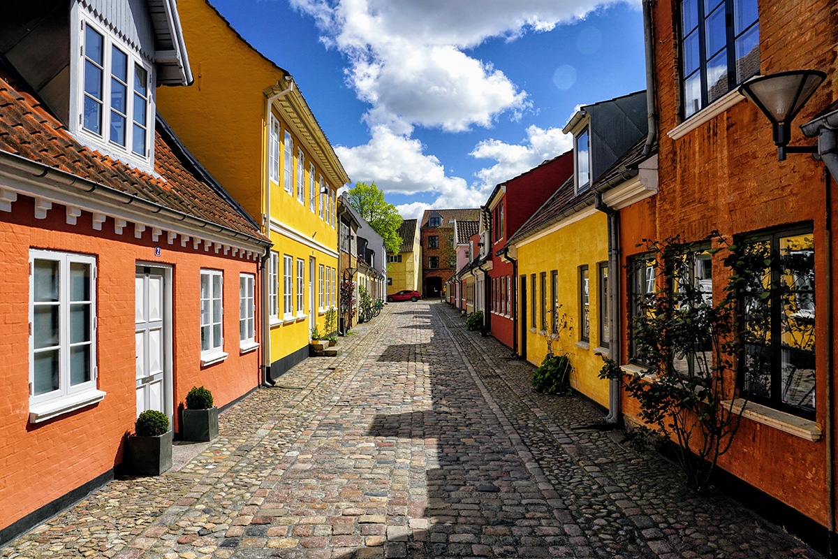 Vieille ville d'Odense avec ses rues pavées et ses petites maisons colorées