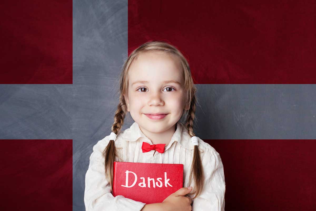 Petite fille danoise heureuse et souriante